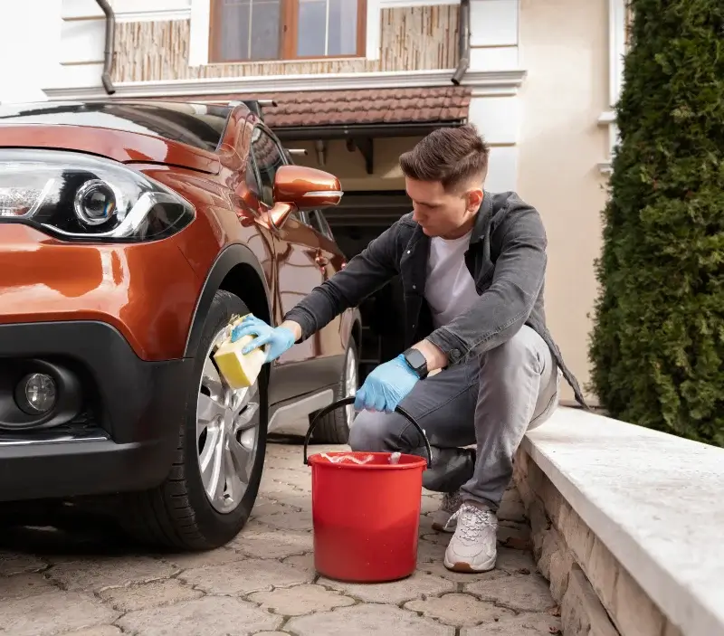 Lavage auto à domicile Frontignan : professionnel intervenant sur un véhicule
